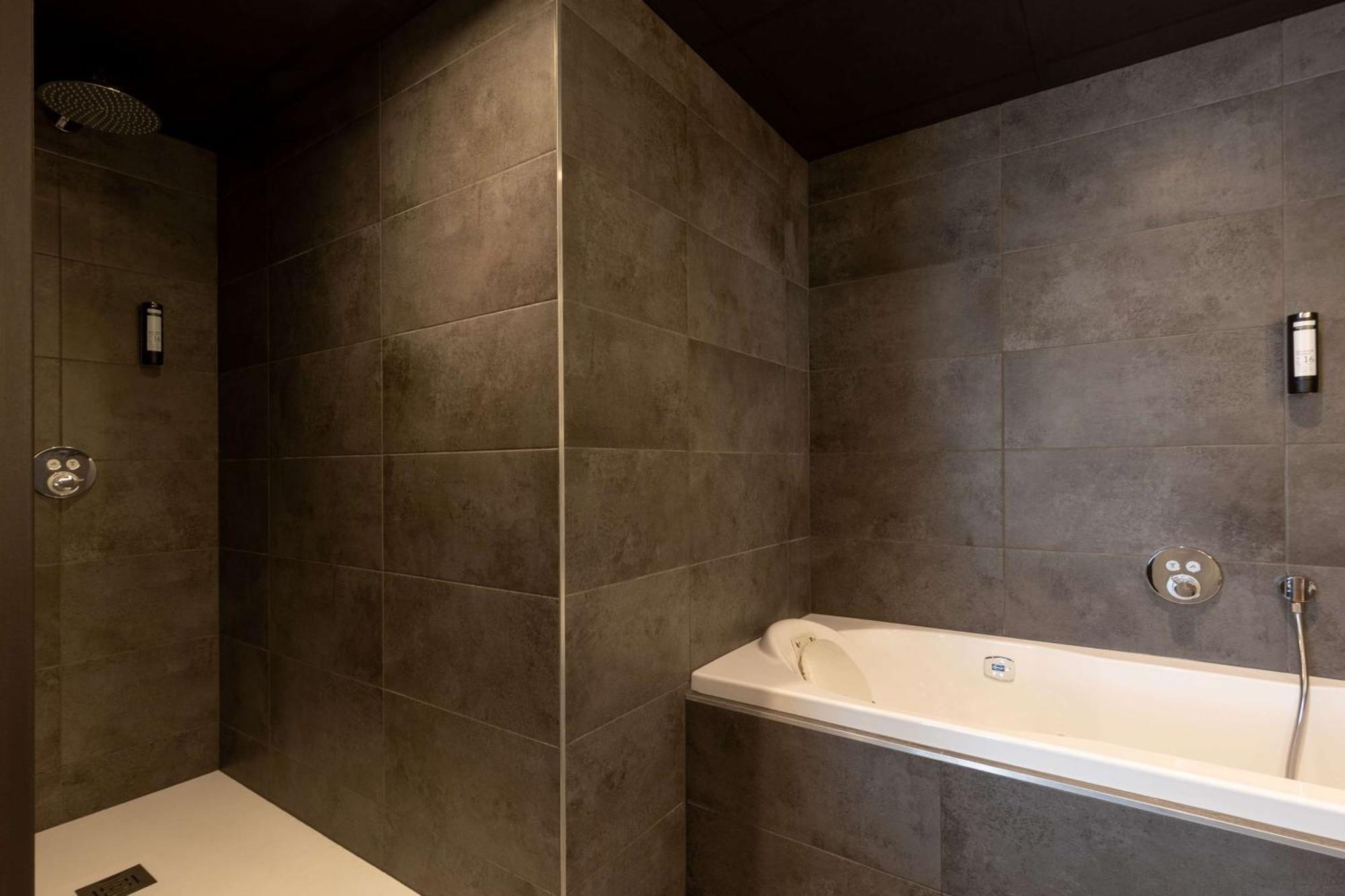 Grande Chambre Lit Queen-Size Premium avec Baignoire d'Hydromassage - Non-Fumeurs